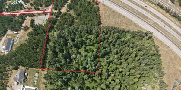 Image 2: 5.5 Acres so close to Town