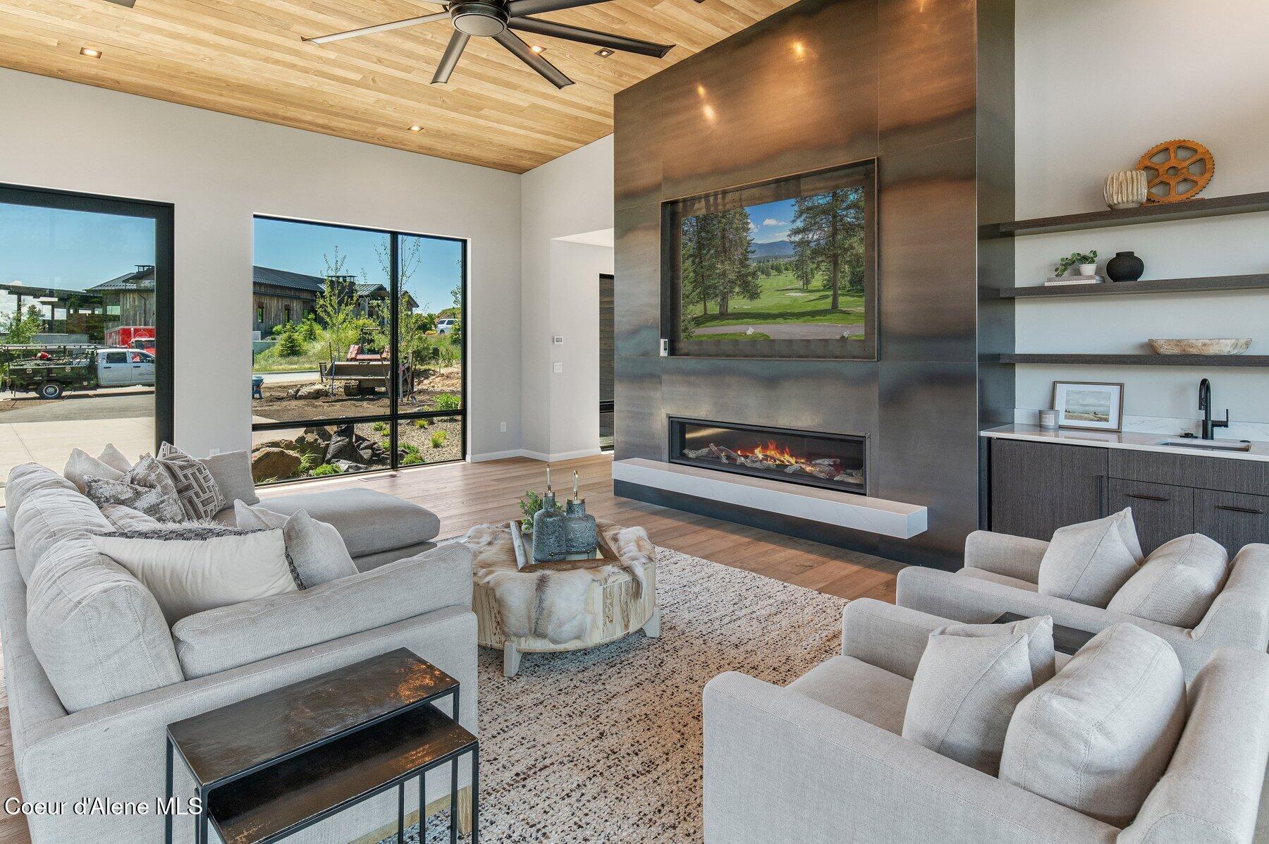 Image 3: Living Room