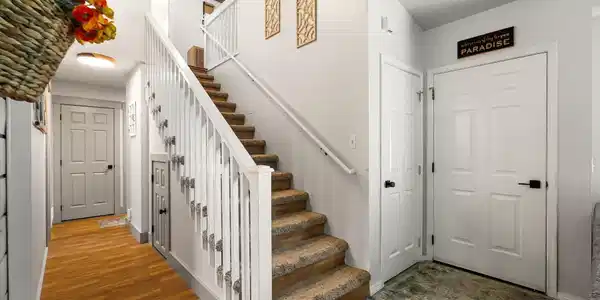 Image 4: Entry and Stairwell