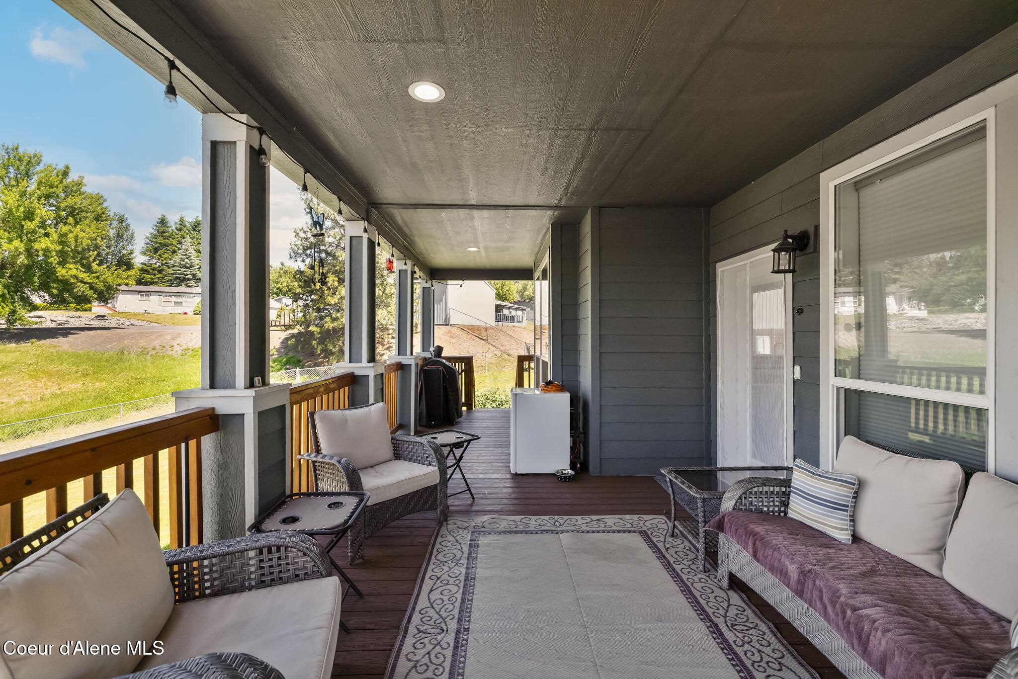 Image 4: Front Deck