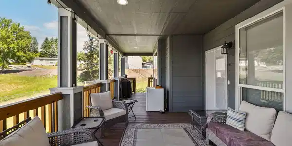 Image 4: Front Deck