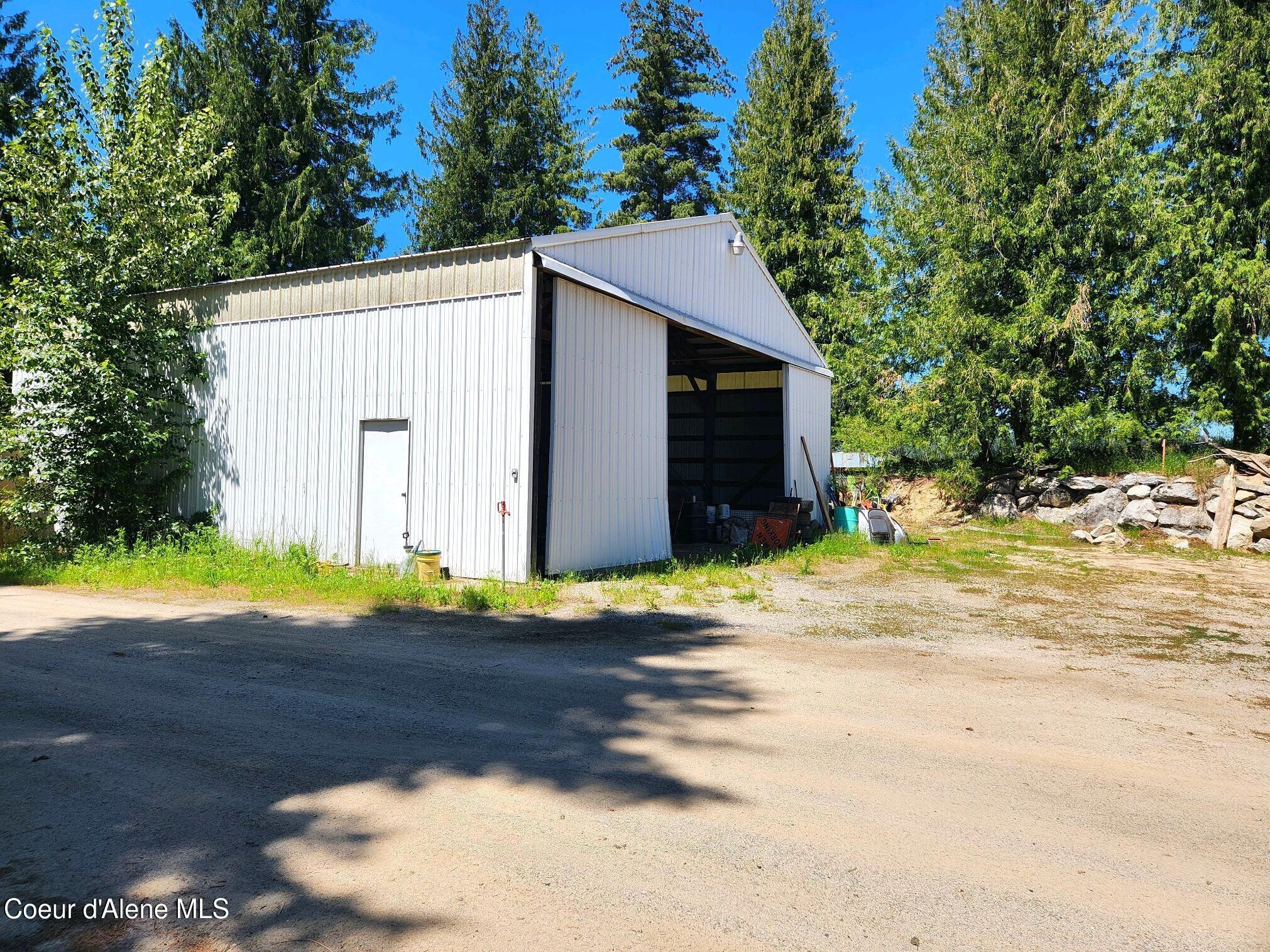 Image 3: 40 foot shop
