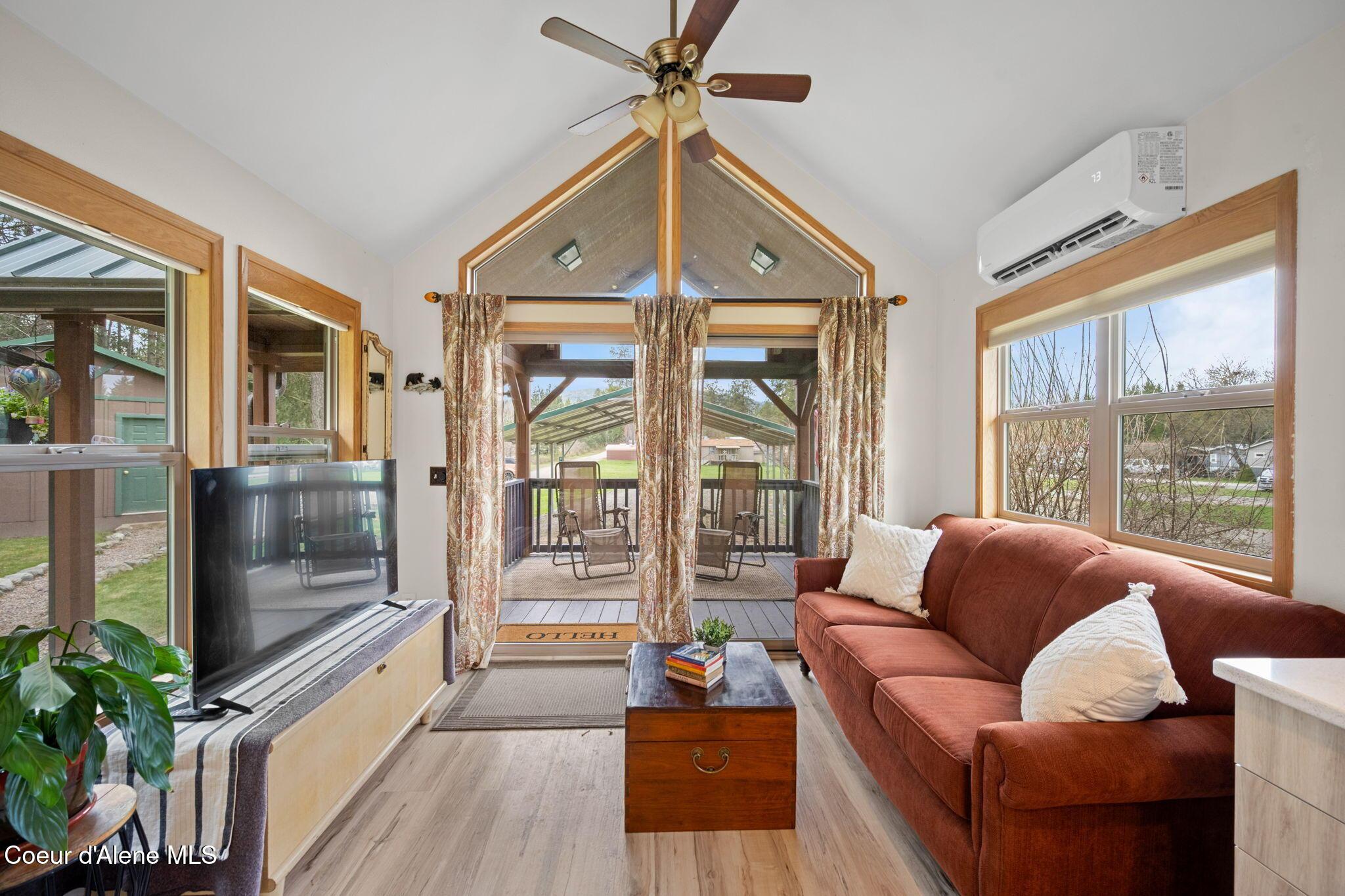 Image 4: Living Room