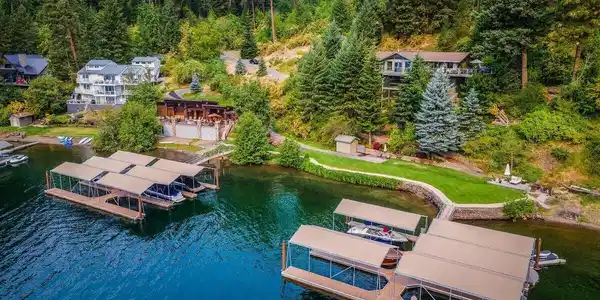 Image 3: Lake Access & Boat Slip Included