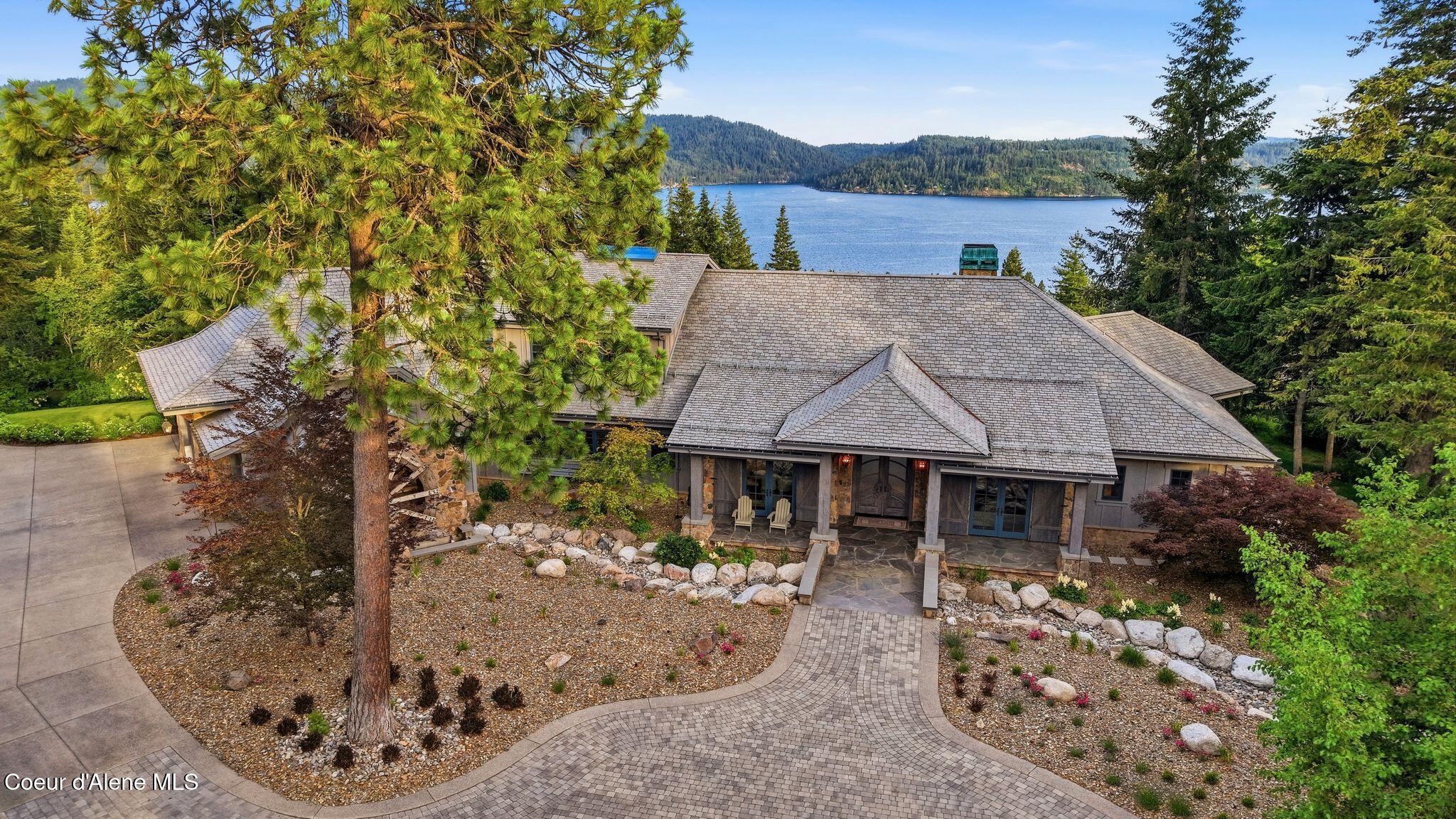 Image 4: Elevated Lakeview Living