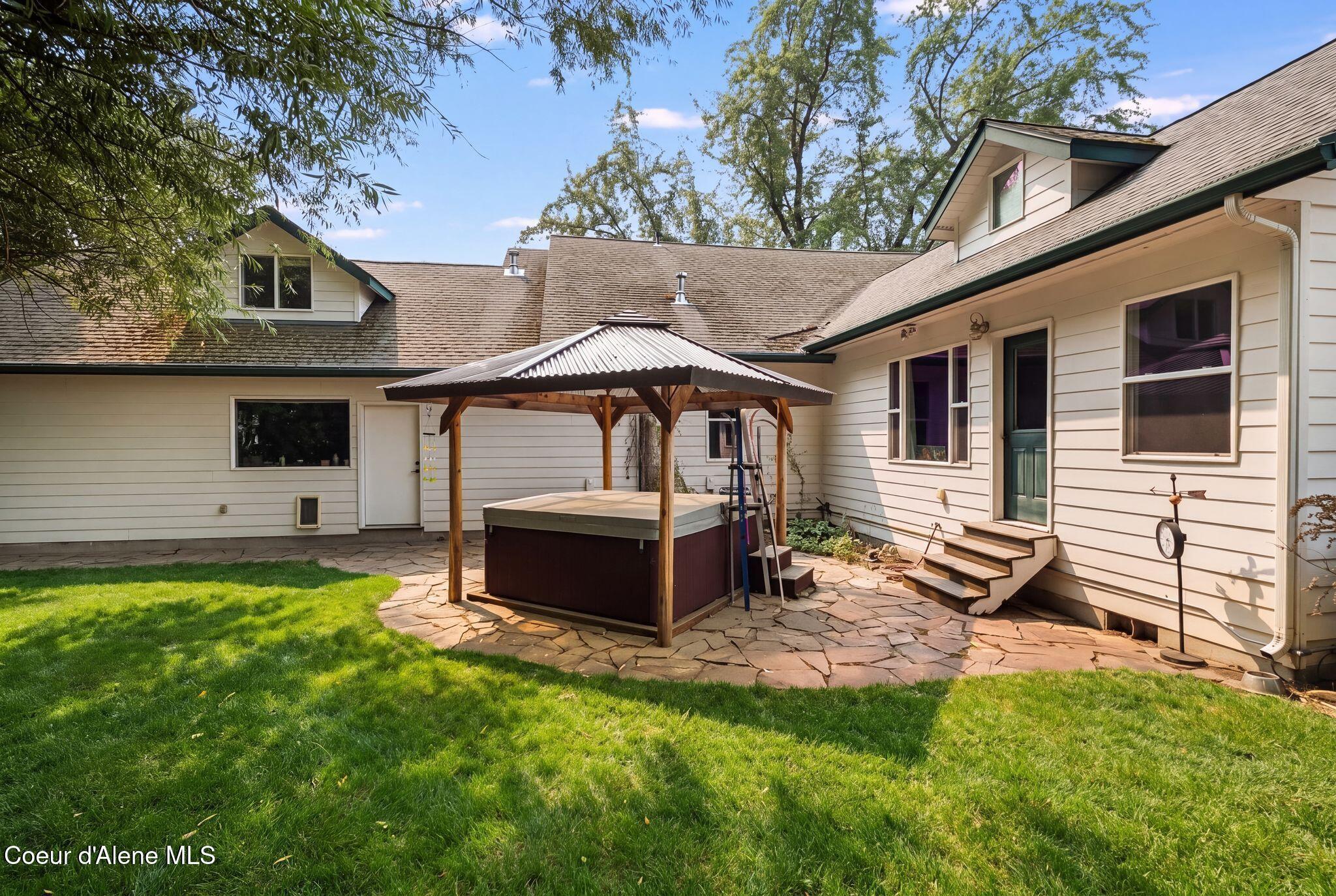 Image 3: Private back patio w/ hot tub