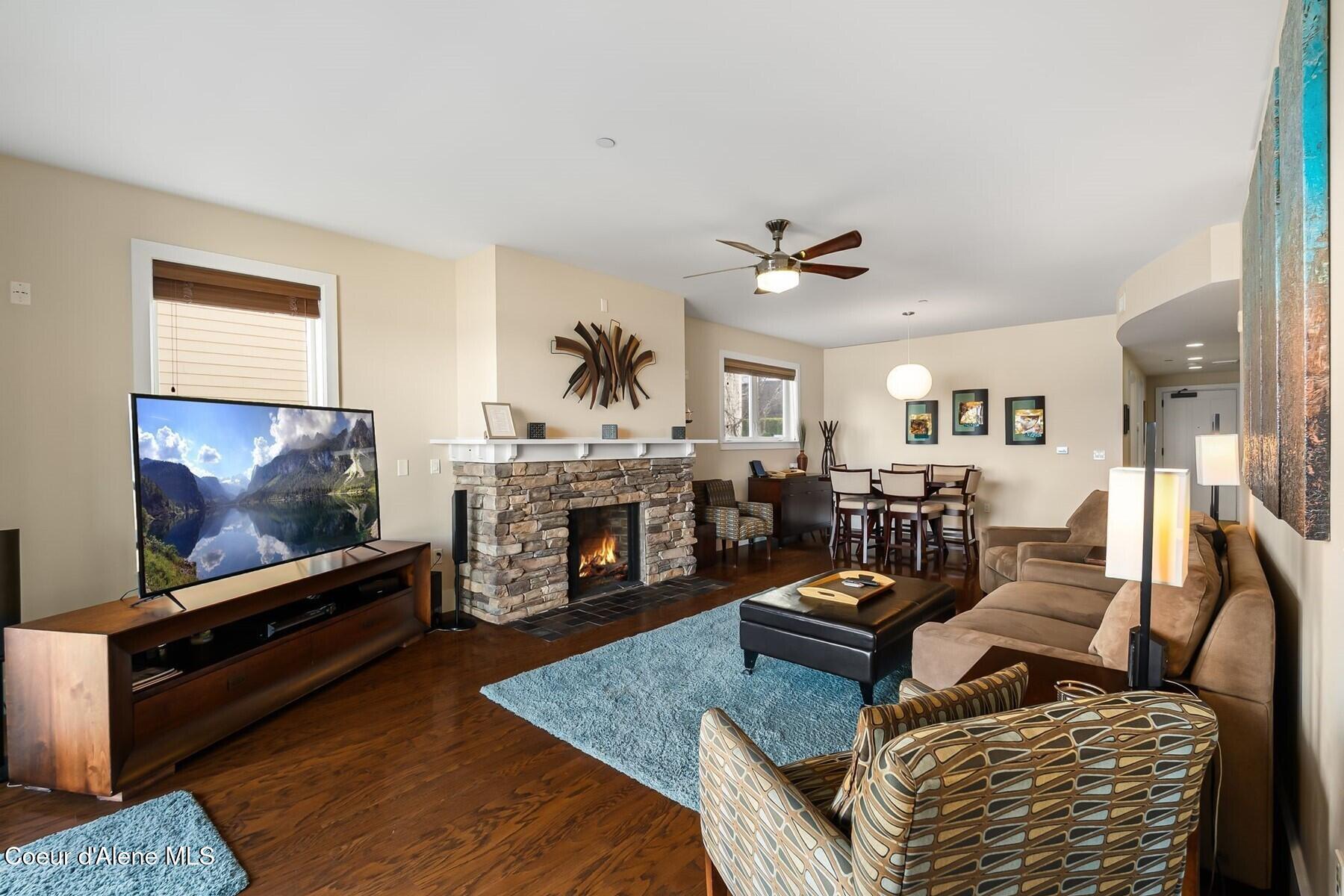 Image 2: LivingDining area