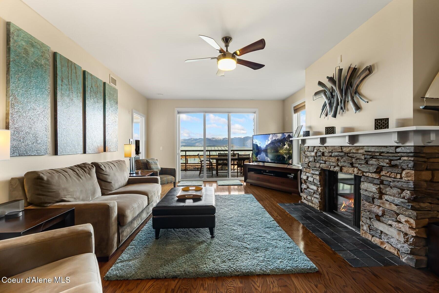 Image 3: Living Room