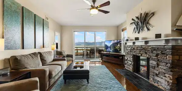 Image 3: Living Room