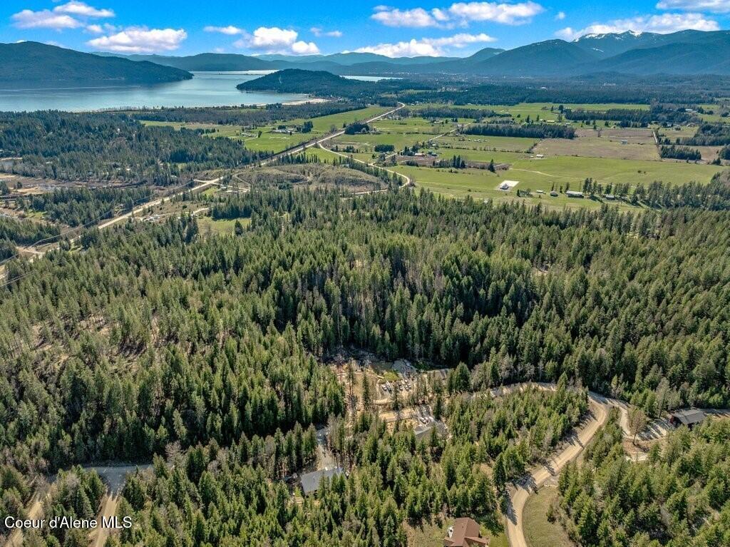 Image 3: Close to Lake and Town