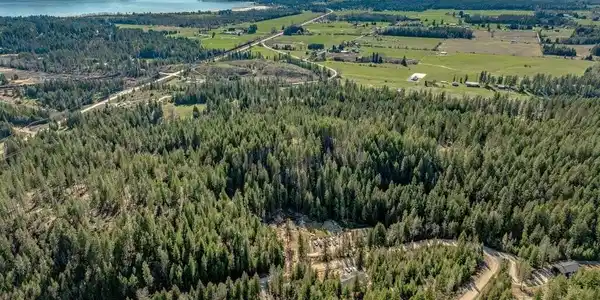 Image 3: Close to Lake and Town