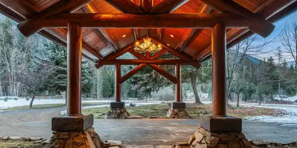 Image 4: A Grand Porte-Cochere