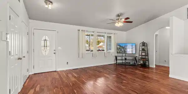 Image 4: Living Room