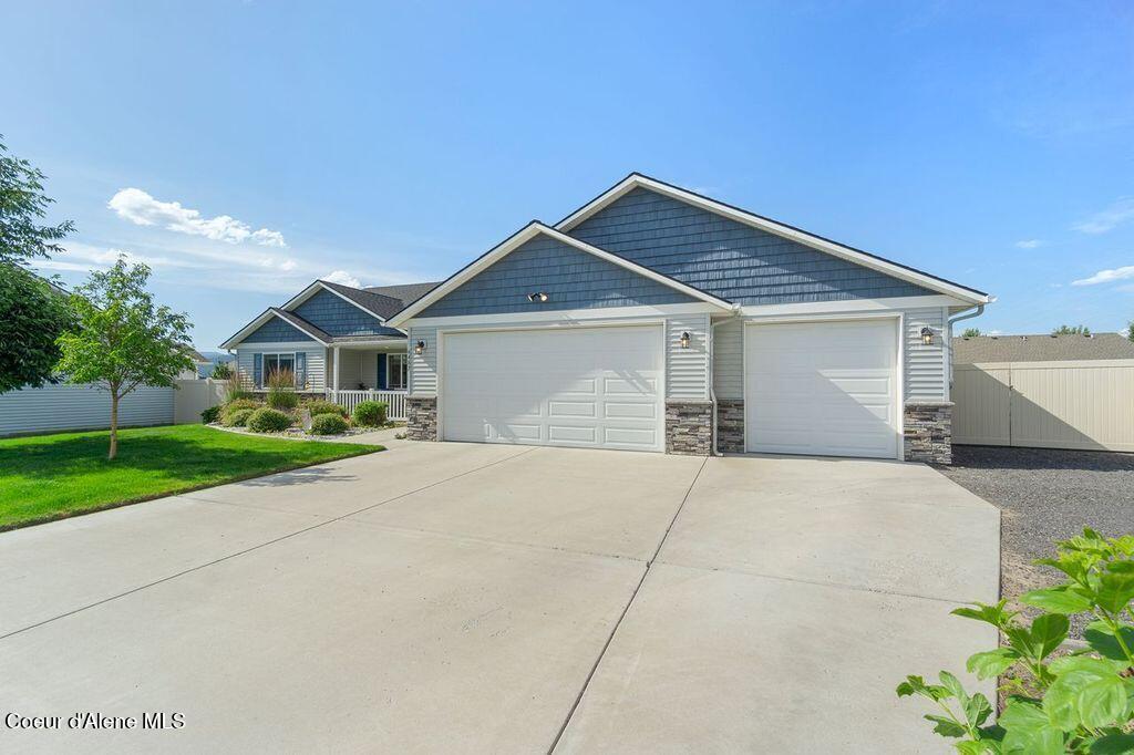 Image 3: 3 CAR GARAGE