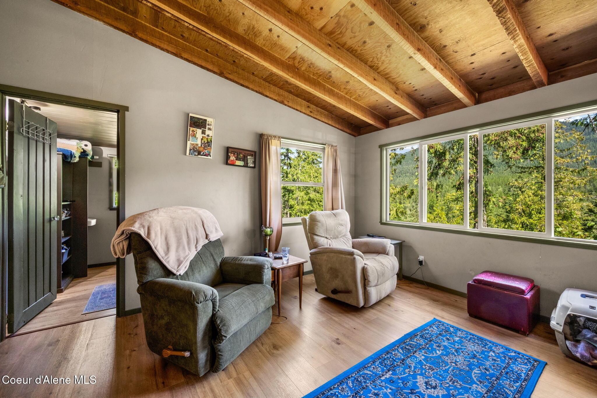 Image 4: Living Room