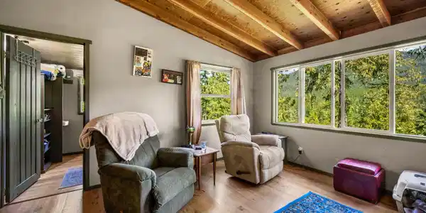 Image 4: Living Room