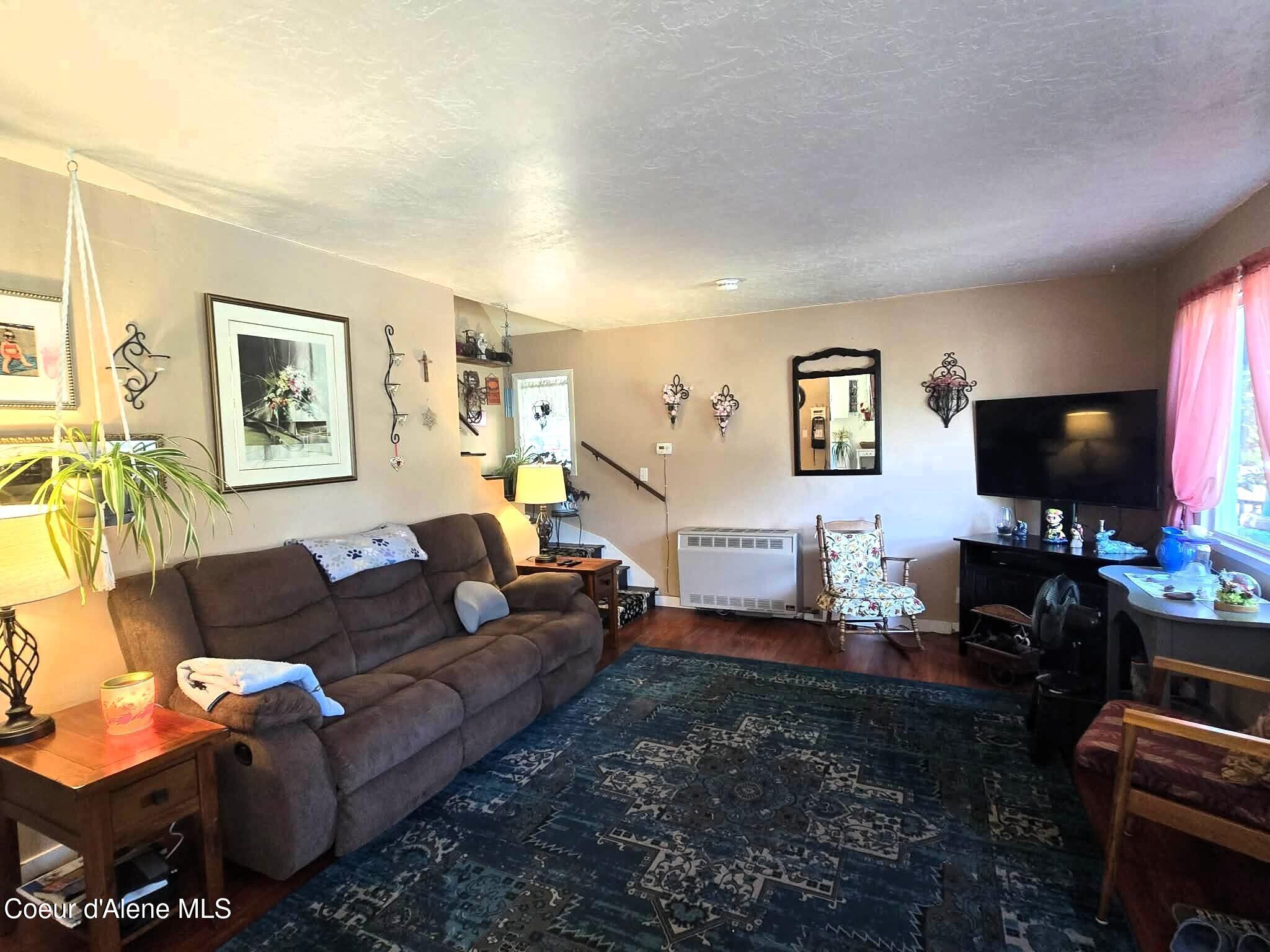 Image 4: Living room