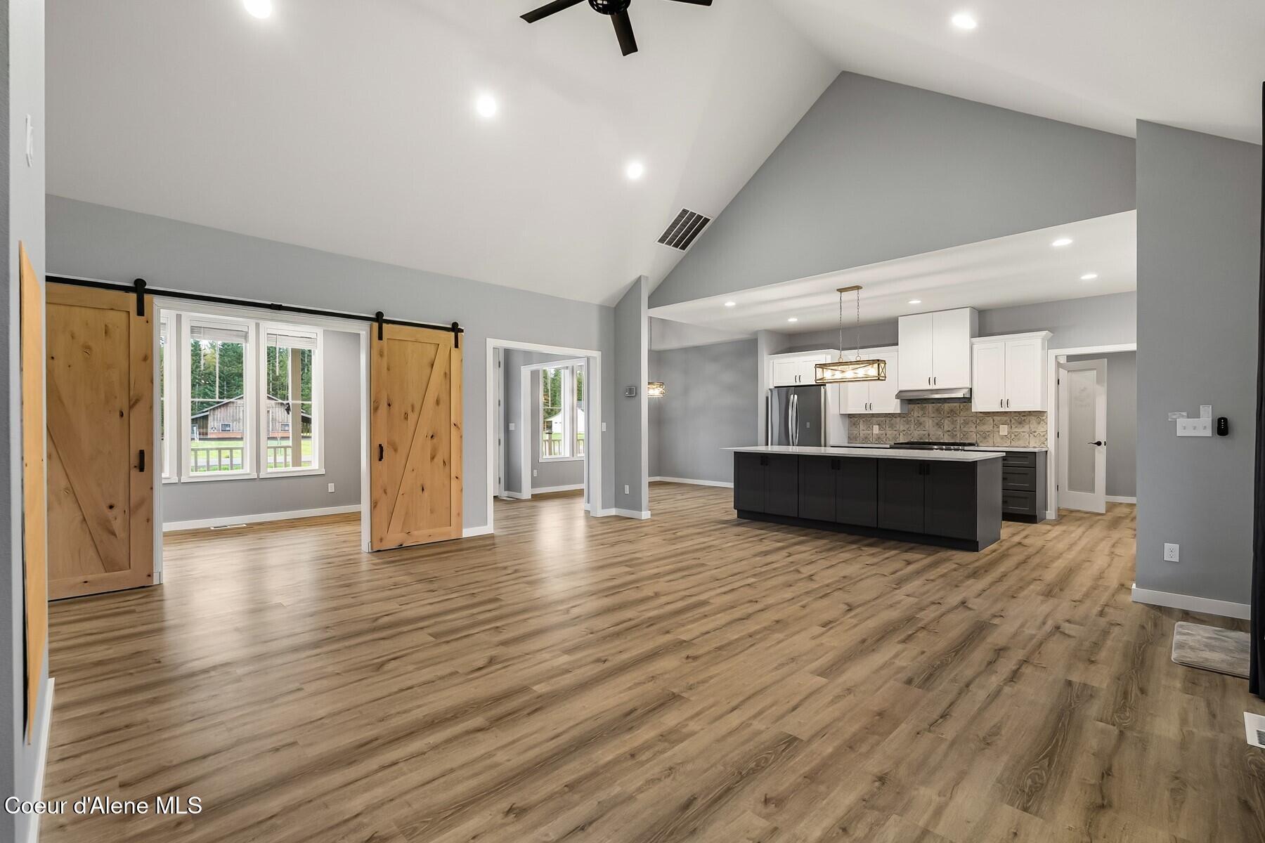 Image 2: Spacious Living Area