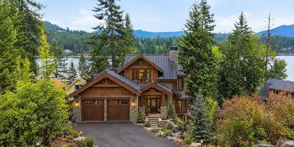 Image 4: idaho_luxury_cedar_home_rear_garage