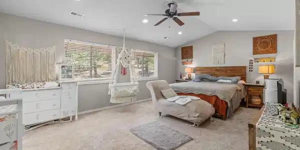Image 4: Primary En-suite Bedroom