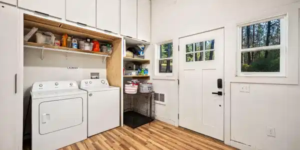 Image 4: Laundry Room