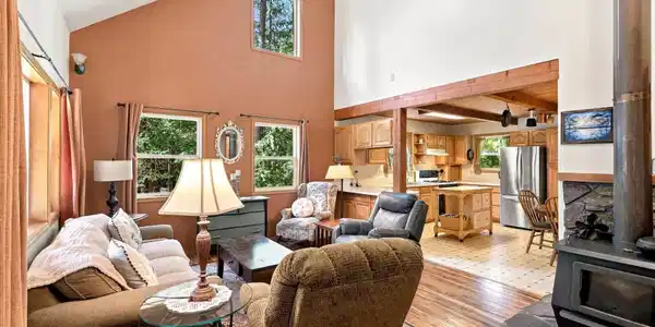 Image 3: Cozy great room