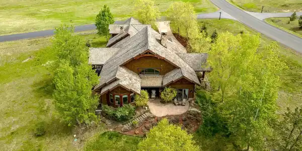Image 2: Gorgeous Craftsman Home