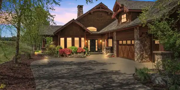 Image 4: Driveway to Home