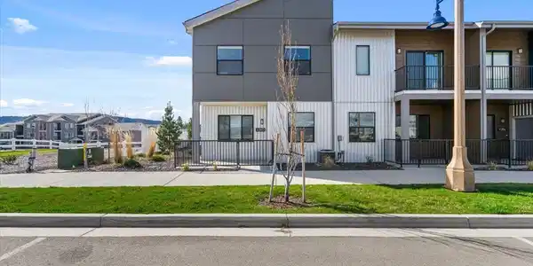 1090 E 4th AVE