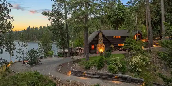 Image 2: Magical setting on the lake