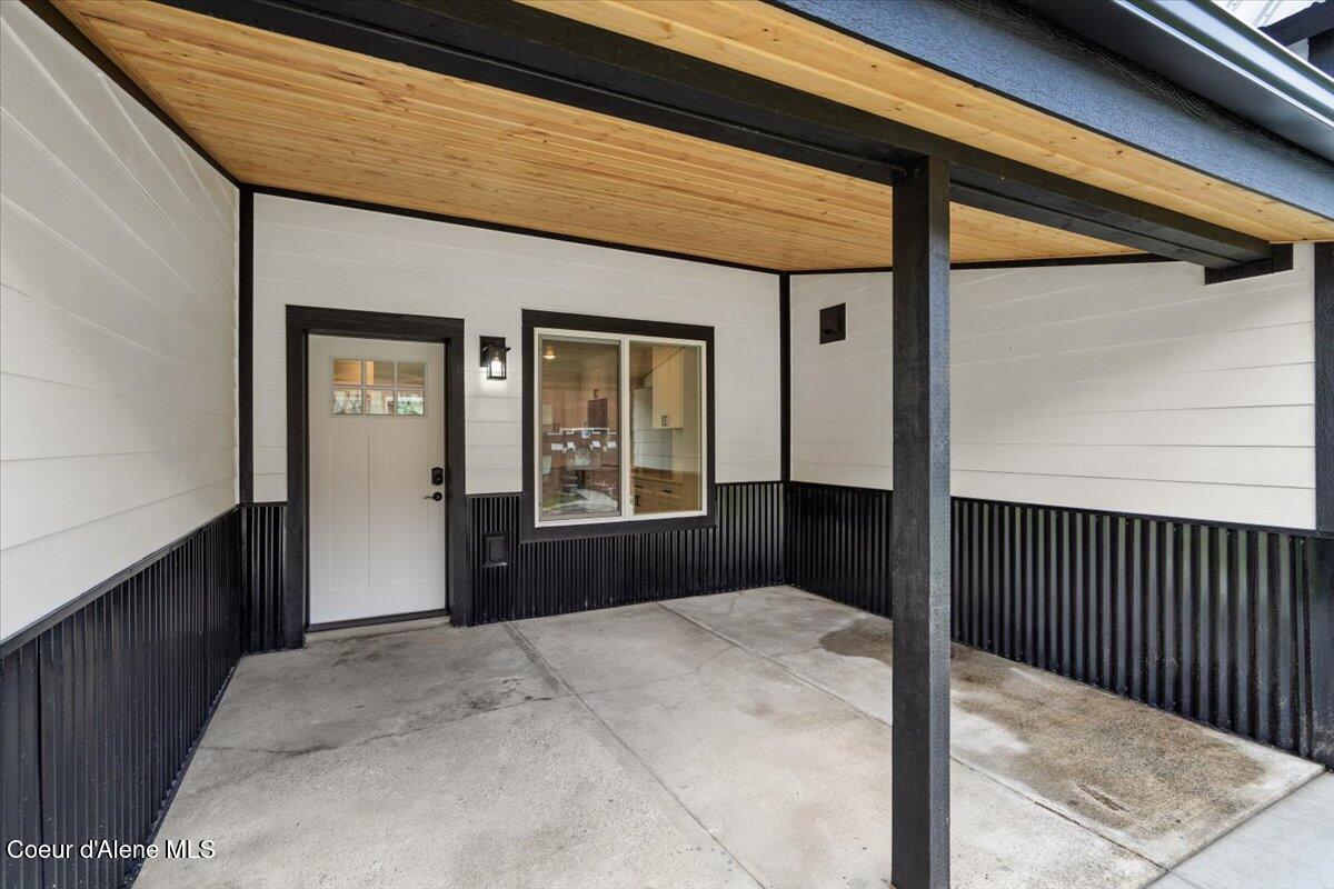 Image 3: 09-Front entry
