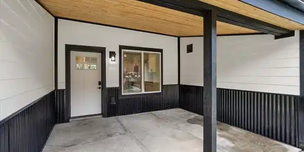 Image 3: 09-Front entry
