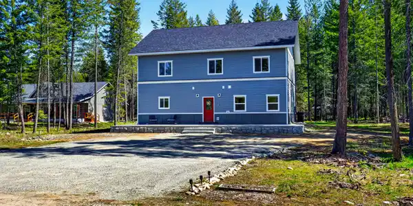 Image 4: 003_Exterior_Front_Driveway_Angle