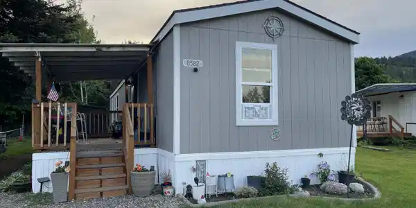 8582 W Park LOOP