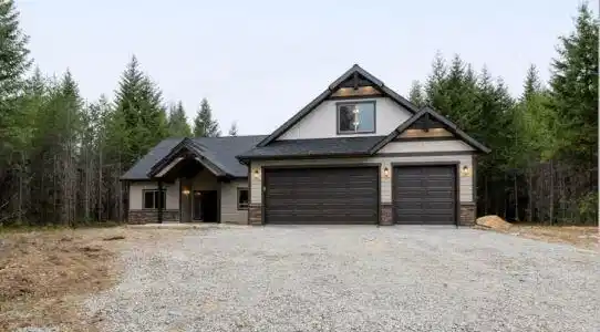Image 3: Garage