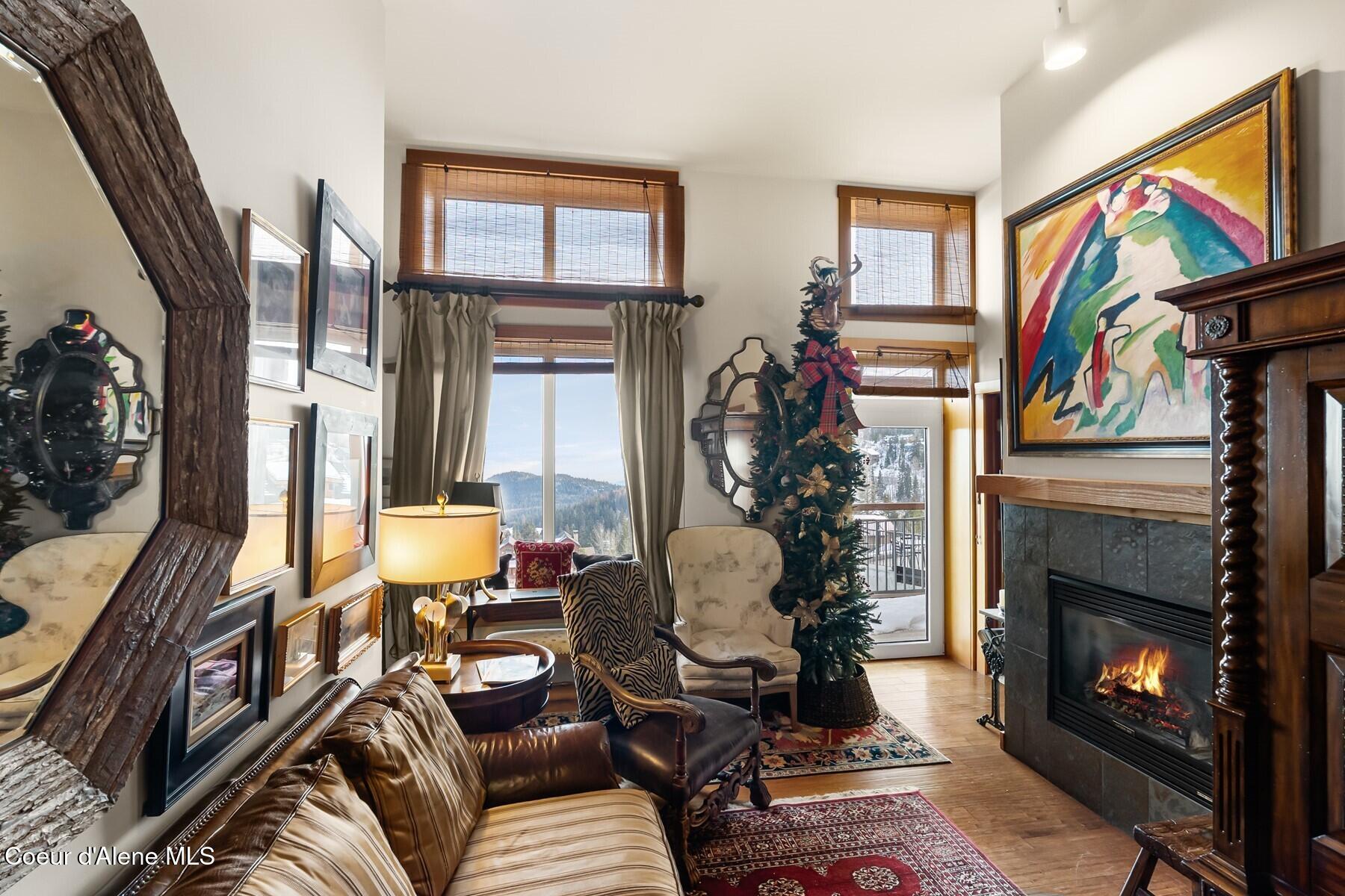 Image 4: Living Room