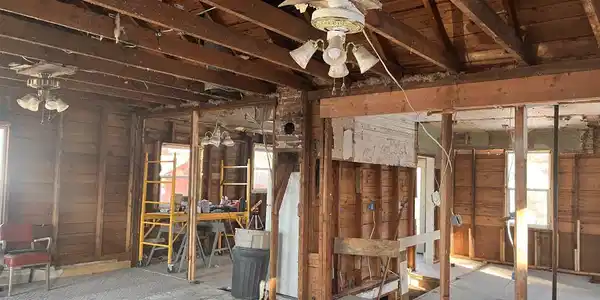 Image 4: Inside