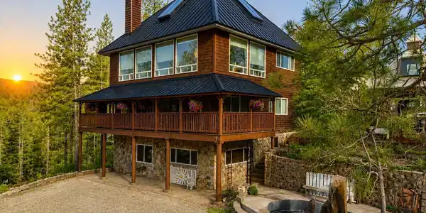 483 Paradise LN