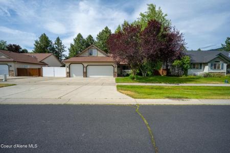 1571 E PEMBROOK DR