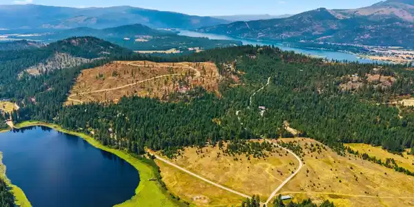 Image 3: CLOSE TO JEWEL LAKE & THE RIVER