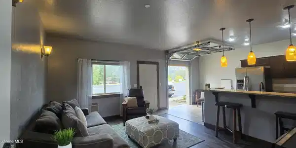 Image 4: Roll up door for indoor/outdoor living