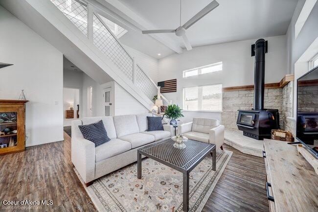 Image 2: Newly updated flooring