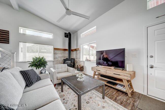 Image 3: Living room