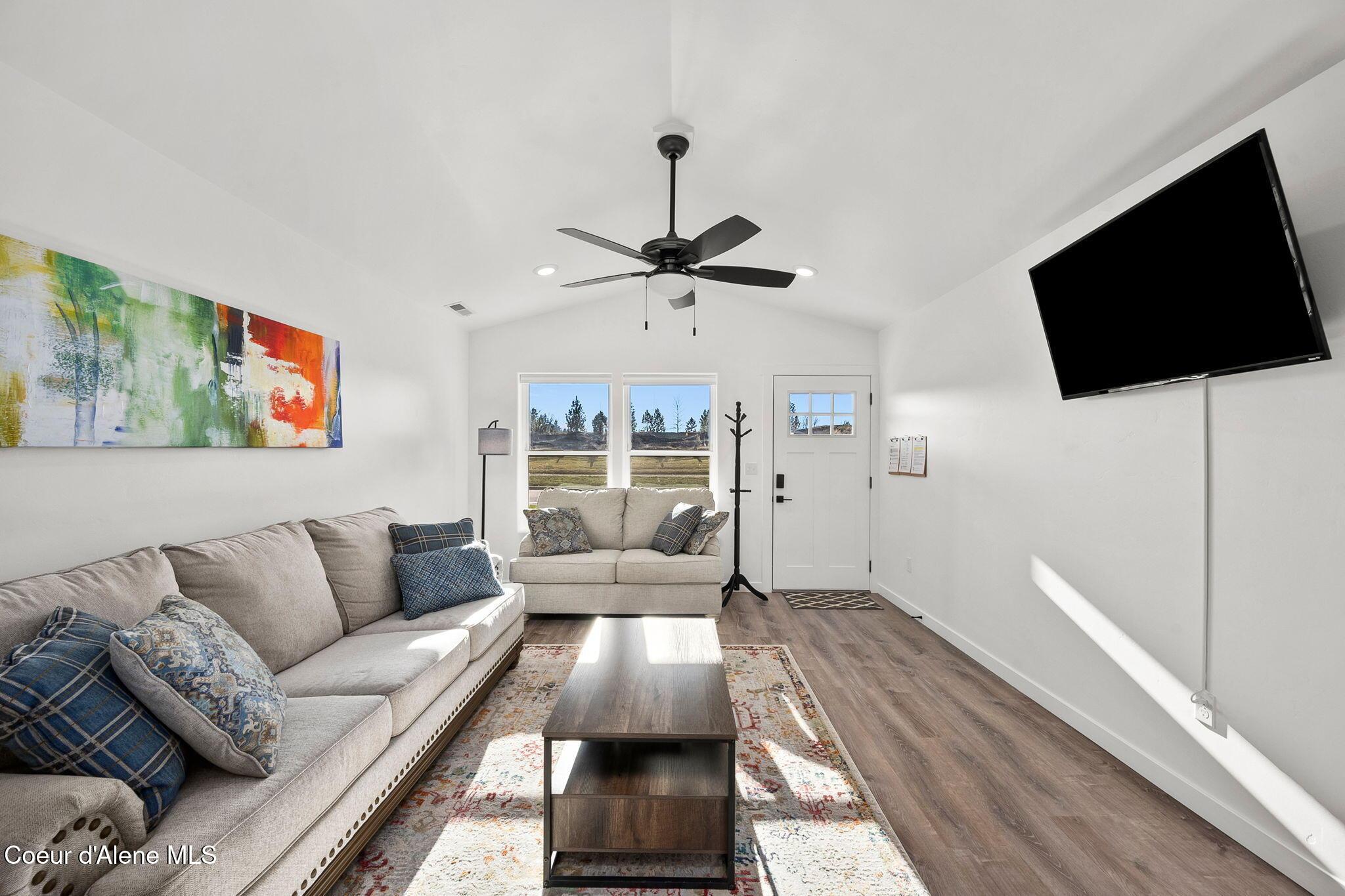 Image 3: Living Room