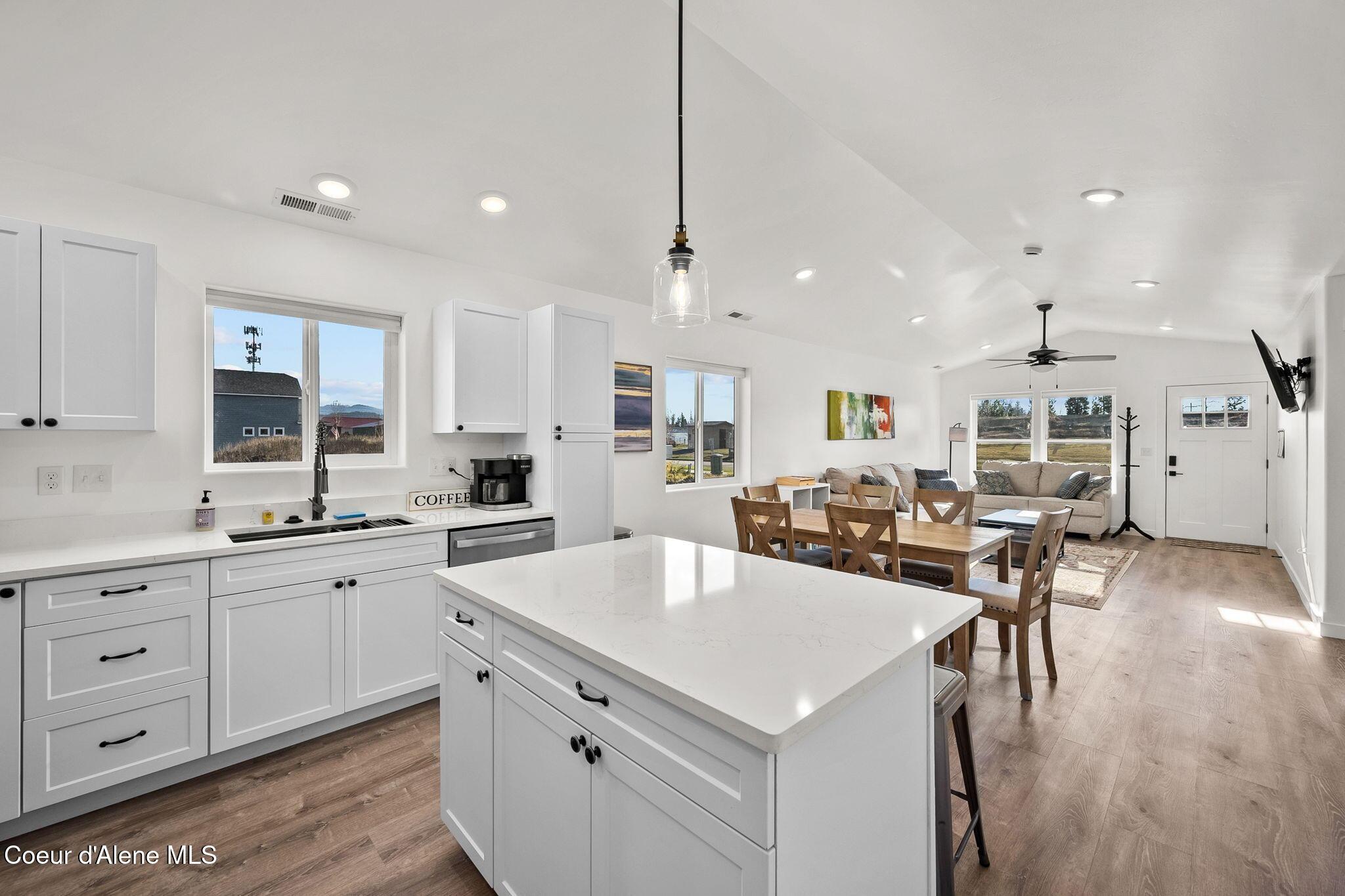 Image 4: Kitchen