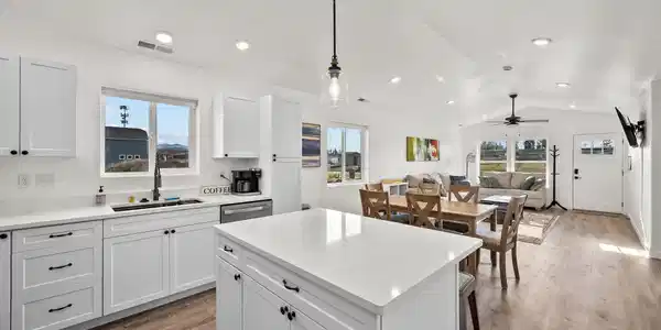 Image 4: Kitchen