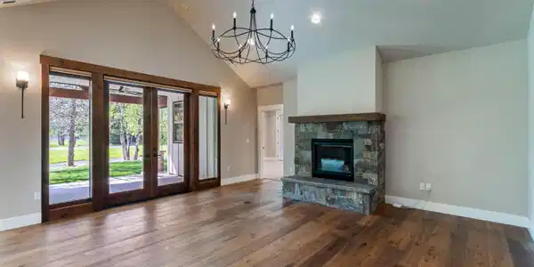 Image 3: Grand Living Area
