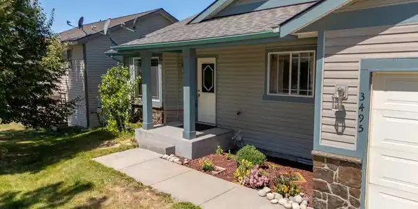 Image 3: Lovely Front Porch