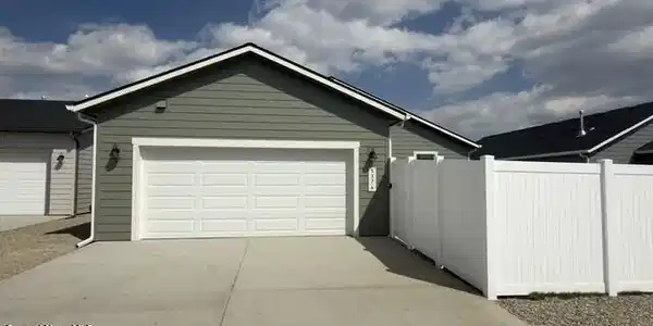 Image 2: 5376 Aquila - Alley Access to Garage