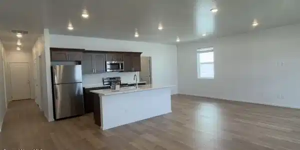 Image 3: 5376 Aquila - Entry to Kitchen